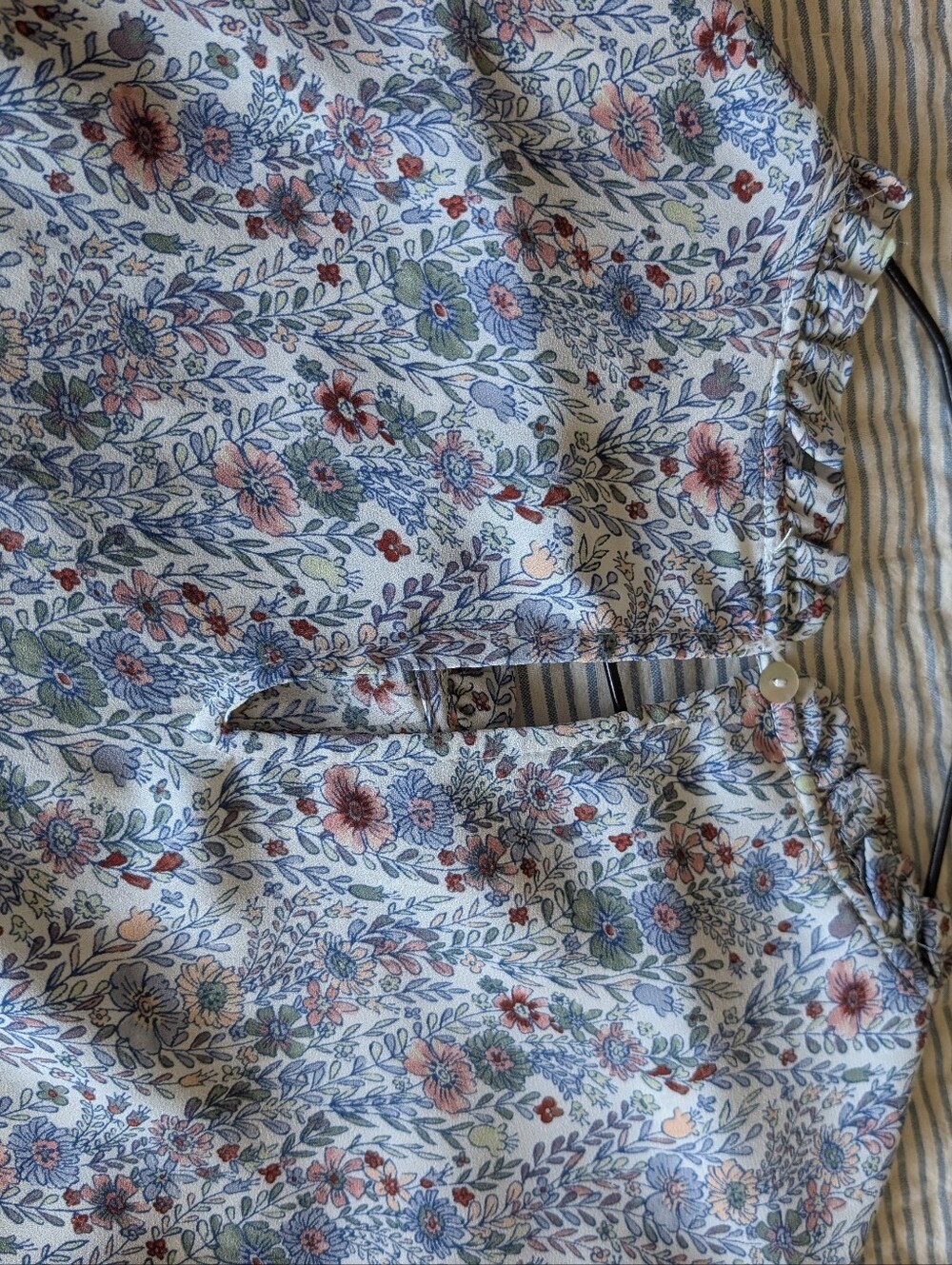 Rose + Olive Floral Print With Ruffle Sleeves Blouse Size 1X Keyhole Button - Picture 4 of 4